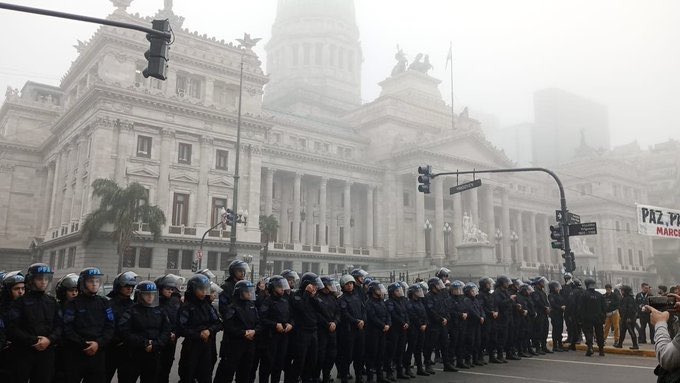 Los manifestantes regresaron al Congreso y presionan el cordón policial