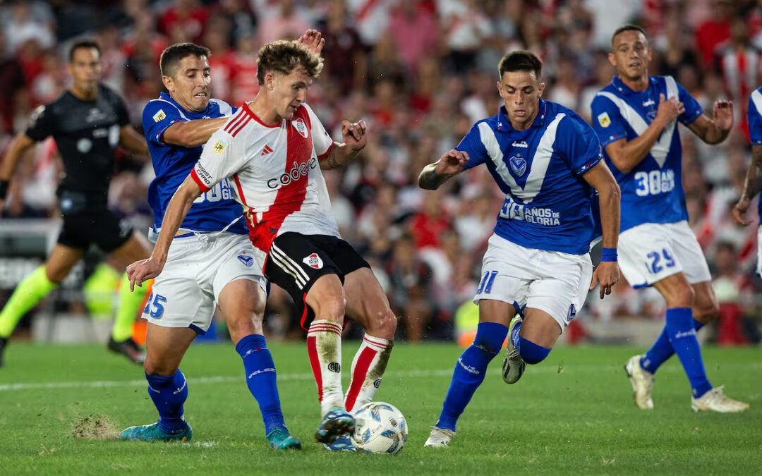 River recibe al puntero Vélez que quiere dar otro paso al título