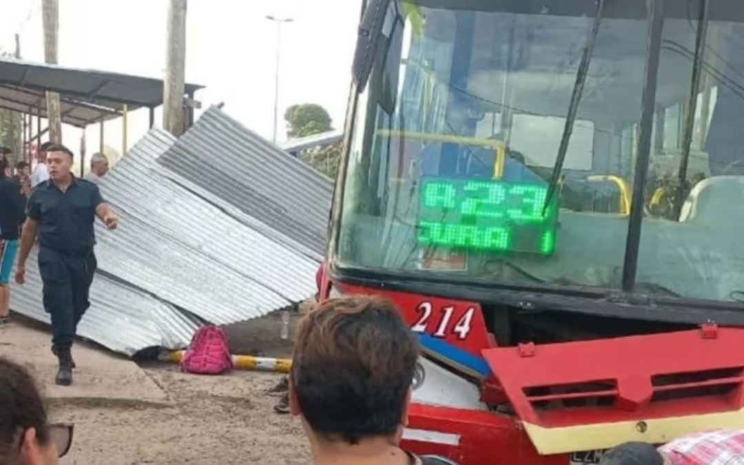 Tragedia en Moreno: un colectivo fuera de control mató a una mujer e hirió a otras tres personas