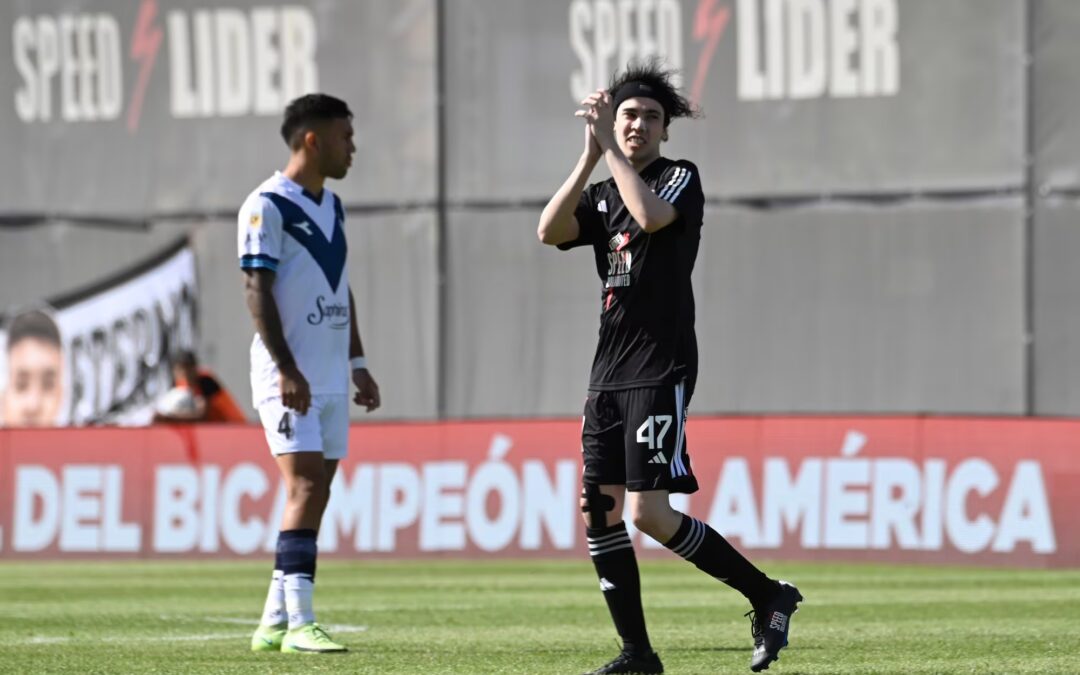 Vélez igualó ante Riestra y dejó pasar la chance de escaparse solo en la punta