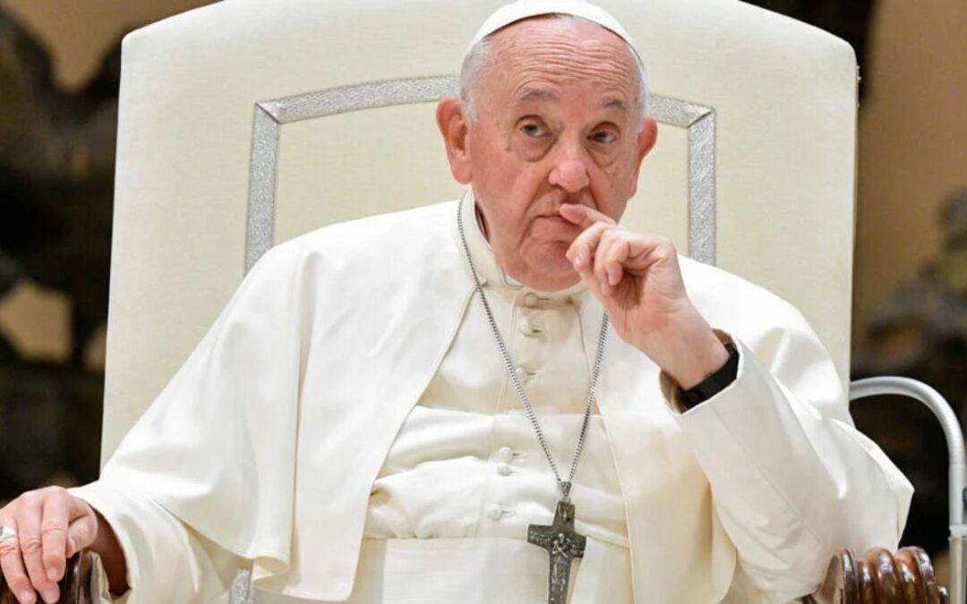 El papa Francisco presentó una insuficiencia renal leve y continúa en estado crítico