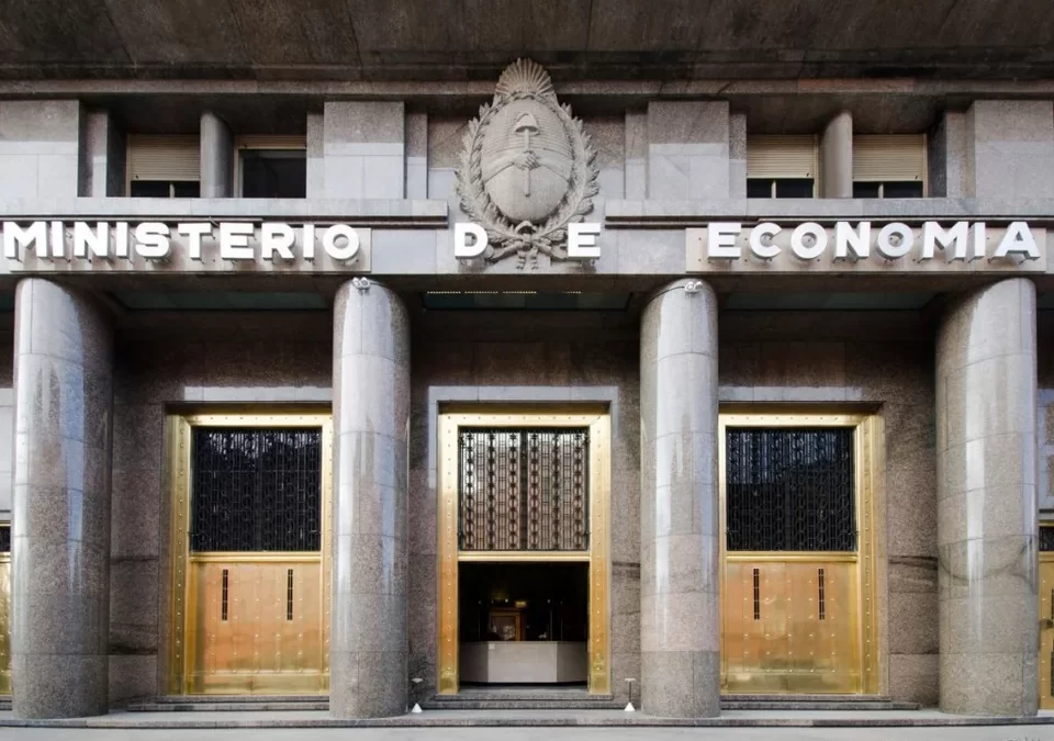 El ministerio de Economía renovó la totalidad de los vencimientos de deuda con tasas de hasta el 75%