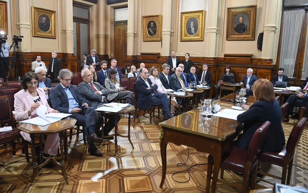 Diputados: la oposición buscará este martes dictaminar el proyecto que limita el uso de los DNU