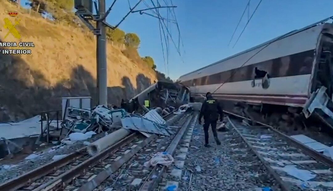Choque de trenes en España: elevan a 39 la cifra de muertos e investigan las causas del descarrilamiento que provocó la tragedia en Adamuz
