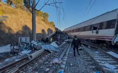 Choque de trenes en España: elevan a 39 la cifra de muertos e investigan las causas del descarrilamiento que provocó la tragedia en Adamuz