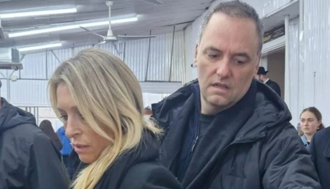 Adorni habló de la frase que usó para justificar el viaje con su esposa a Nueva York: “La palabra no debió ser deslomarse”