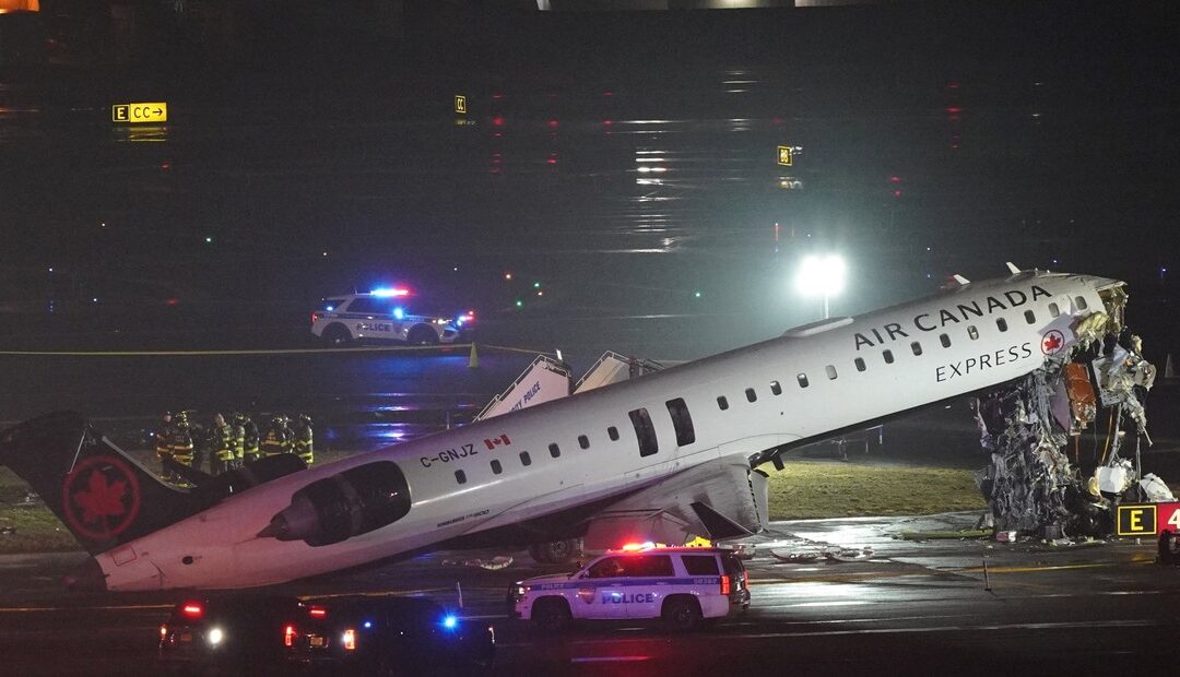 Un avión chocó con un camión de bomberos en un aeropuerto de Nueva York: murieron el piloto y el copiloto