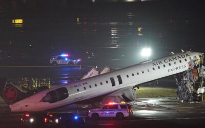 Un avión chocó con un camión de bomberos en un aeropuerto de Nueva York: murieron el piloto y el copiloto