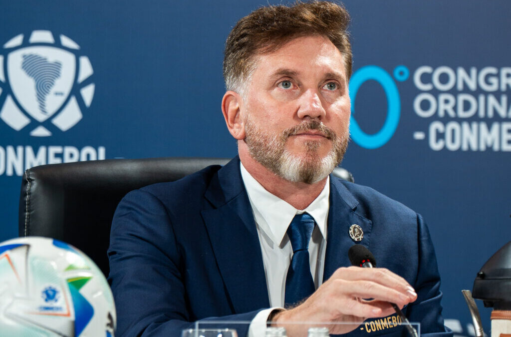 The New York Times puso bajo la lupa a Alejandro Domínguez: denuncia por fondos recuperados del FIFA Gate complica a la CONMEBOL